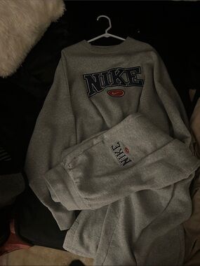 Nike Women’s Gray Logo Crewneck Sweatshirt & Wide-leg Sweatpants Large